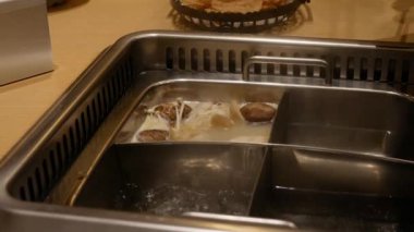 Çin güvecinin içine beyaz tofu koymak suki yahnisi çorba buharlı mantar ve başka sebzeler, malzemeler.. 