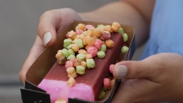 Traditionele Indonesische Ijs Eskrim Goyang Cotton Candy Flavour Roze Kleur — Stockvideo