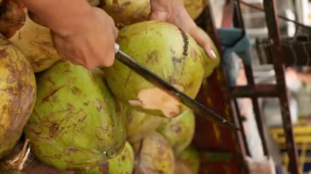 Vertikální Video Pouliční Jídlo Čerstvého Zeleného Kokosu Řezání Velkým Nožem — Stock video