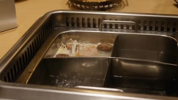 Βάζοντας Μπάλα Κρέατος Σολομού Βραστό Κινέζικο Κατσαρόλα Σούπα Σούκι Ατμόπλοιο — Αρχείο Βίντεο