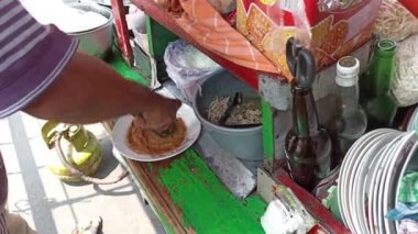 Fıstık sosuyla ketoprak baharatını karıştırıyorum. Ketoprak, yer fıstığı sosunda servis edilen tofu, sebze, pirinç keki ve pirinç vermicelli 'den oluşan bir Endonezya vejetaryen yemeğidir.