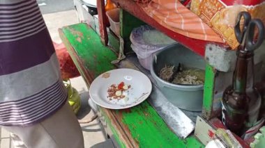 Ketoprak baharatları, soğan, acı biber, tuz, kahverengi şeker hazırlama. Ketoprak, fıstık sosunda servis edilen tofu, sebze, pirinç keki ve pirinç vermicelli 'den oluşan bir Endonezya vejetaryen yemeğidir.