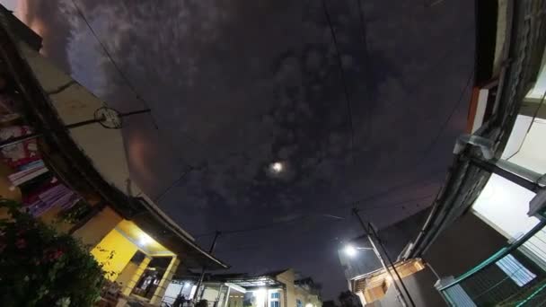 Ночное Время Луной Облаками Движущимися Домами — стоковое видео