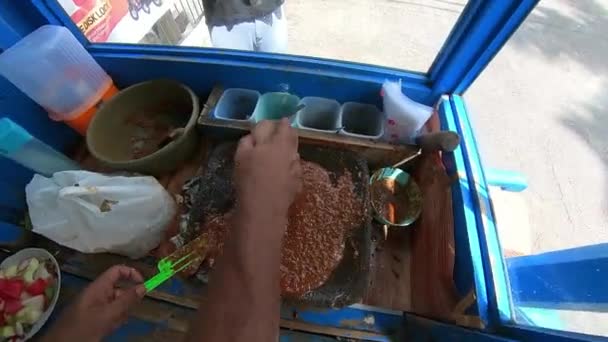 ピーナッツソースの映像は伝統的な方法で作られています インドネシア産フルーツサラダのドレッシング リュジャクサンピーナッツバターソース バンブジャン — ストック動画