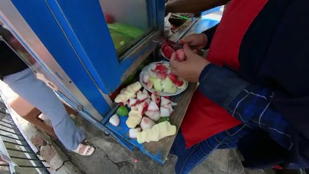 Sirviendo Rujak Buah Frutas Verduras Comida Tradicional Indonesia Retrato Ensalada — Vídeos de Stock