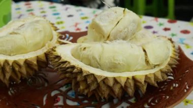 Plastik eldivenli Durian meyvesini al.