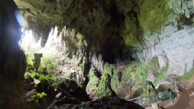 Güneş ışığı ve kayalarla görkemli mağara manzarası. Peri mağaraları, sarawak, kuching, malezya