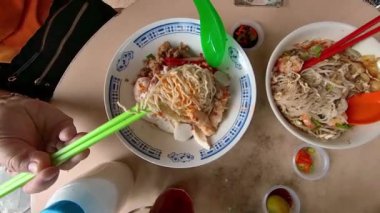 Charsiu 'lu nefis malezya kolo mee noodle, domuz. Kuching kolo mee, Çin Malezya eriştesi. Laksa ile