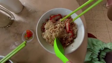 Heyecanlı kolo mee. Domuzlu, Charsiu soslu, beyaz köfteli Malezya Çin eriştesi. Bakmie.