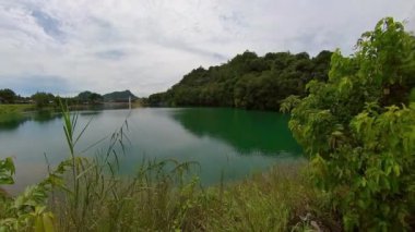 Güzel yeşil, mavi göl. Bulutlu gökyüzü olan doğa. Tasik Biru Gölü, Kuching, Sarawak Malezya