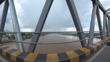 Sungai Kapuas Köprüsü Köprüsü, köprü ve nehrin üstünden görünüyor. Endonezya 'nın en uzun nehri. Pontianak, Kalimantan, Borneo 'da.
