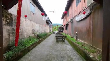 Çin, Asya dar sokakları boş masa, sandalye, kırmızı fener, gren bitkileri