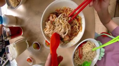 Malezya laksa 'sı, köri, baharat dolu, karides, tofu ve sebzeli. Çin Malezya sokak yemekleri laksa eriştesi, vercimelli