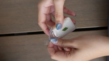 Plastikten talam ubi kuning açılıyor. Endonezya geleneksel yemekleri, pastalar, atıştırmalıklar. dikey video