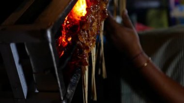 Sate ya da Satay 'a yakından bakın, Endonezya' dan geleneksel yiyecekler kömür ve dikey video üzerinde kızartılıyor.