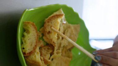 Bakso goreng ayam. Kızarmış tavuk köftesi, domates sosuna batırılıyor. Endonezya Çin yemeği, sokak yemeği, dikey video