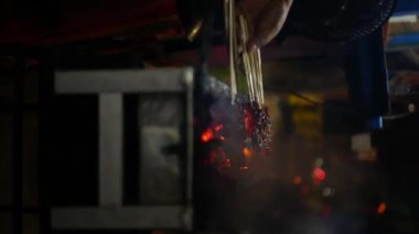 Sate ya da satay, Endonezya 'dan gelen geleneksel yiyecekler kömürde kızartılıyor.