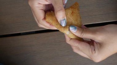 Kızarmış Risoleler mayonezle açılıyor. Risol Mayo tipik bir Endonezya atıştırmalığı. Coxinha de Galinha 'ya benziyor