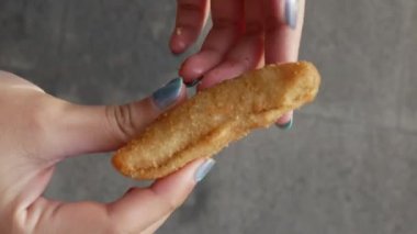 Kızarmış Risoleler veya Risol Mayo, Endonezya 'nın tipik bir atıştırmalık yiyeceğidir. Coxinha de Galina 'ya benziyor. Risoles Ragut Canafe. Dikey Video.