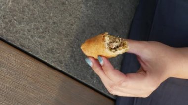 Kızarmış börek, popia ya da lumpia ikiye ayrılır ve içine yeşil biber koyar.