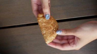 Pastel sayur, Endonezya 'nın geleneksel aperatifi içinde pirinç eriştesi veya bihun, havuç, patates ile açılışı. dikey video