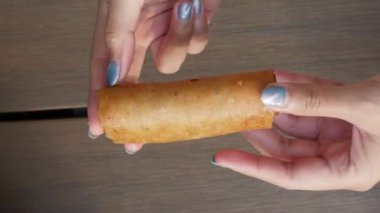 Kızarmış börek, popia ya da lumpia. dikey video. Endonezya Geleneksel çerez, yiyecek