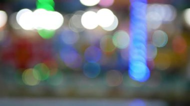 Bulanık daire görüntüsü ya da gece pazarında çok renkli bokeh ışığı.