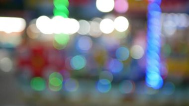 Bulanık daire görüntüsü ya da gece pazarında çok renkli bokeh ışığı.