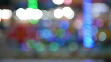 Bulanık daire görüntüsü ya da gece pazarında çok renkli bokeh ışığı.