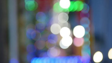 Bulanık daire görüntüsü ya da gece pazarında çok renkli bokeh ışığı.