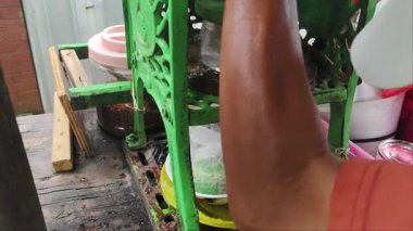 Dönen buz, Es Cendol Endonezya usulü geleneksel Java içkisi. Cendol, içinde yeşil pirinç jölesi ve hindistan cevizi bulunan buzlu tatlı bir tatlıdır.