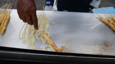 Telur yutturma, Çin böreği, Endonezya geleneksel sokak yemekleri. detay çekimi