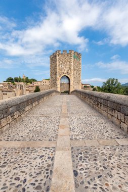 En sondaki köprünün tepesinde ortaçağ şehrine açılan bir kule var.