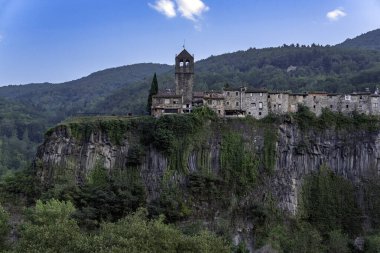 Castellfollit de la Roca, üstüste binen iki lav akışının oluşturduğu bazaltik bir duvarda yer almaktadır.