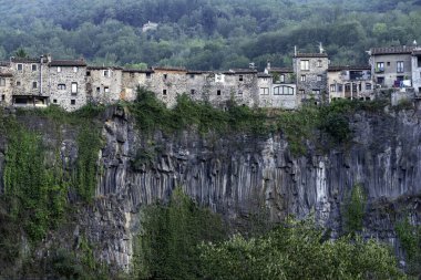 Castellfollit de la Roca, üstüste binen iki lav akıntısının oluşturduğu bazaltik bir duvarda yer almaktadır.