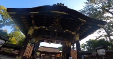 Tapınağın güzel kapısı ve tapınak köşkü. Uzun bir geçmişi var. Japon kültürü. Japon geleneği. Tapınak pavyonları açık gökyüzünde parlıyor. Kyoto, Japonya 'da sonbahar.