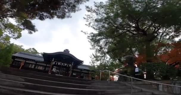 Belos Pavilhões Santuário Subir Escadas Outono Kyoto Japão Santuário Histórico — Vídeo de Stock