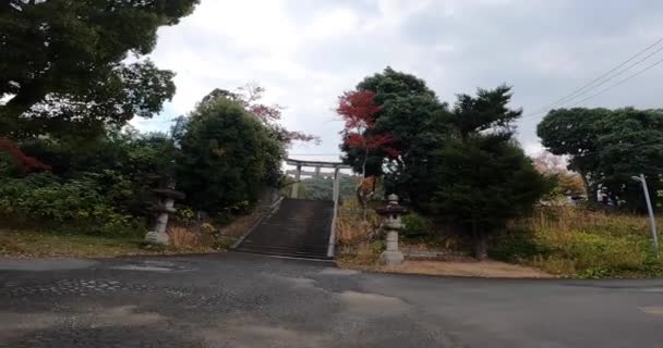 Caminando Hacia Puerta Torii Parte Superior Las Escaleras Más Allá — Vídeos de Stock