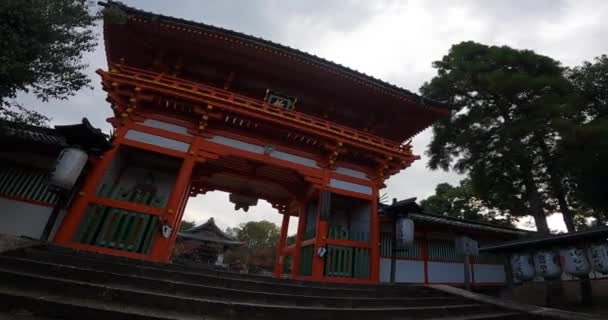 神龛漂亮的红色大门 守护着两边的人偶 秋天在日本京都 历史神龛 井上一二 — 图库视频影像