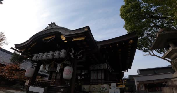 铃铛在风中摇曳的红色绳子末端的铃铛神龛的亭子 有人在祈祷日本京都的神龛 — 图库视频影像
