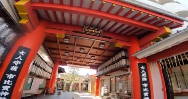 Kırmızı kapı, kırmızı kolonlar, torii kapısı. Tapınağın girişi. Fenerlerin ithafı. Uzaktaki tapınak köşkünde. Japonya, Kyoto 'daki tapınak.