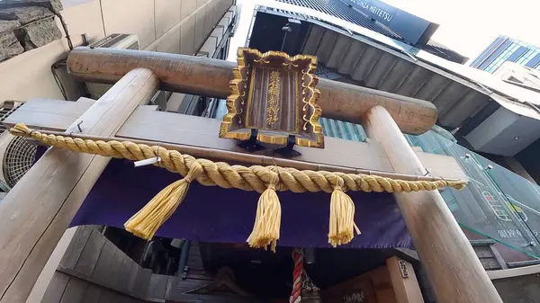 Ginza, Tokyo, Japonya 'da küçük bir tapınak. Japonya 'daki en yüksek arazi fiyatına sahip lüks ülke tanrısı. Tilki, kırmızı önlük, Ginza, Tokyo, Japonya 'da küçük bir tapınak. Kumagaya İnari