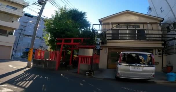 朝の浅草を散策する 浅草の小さな神社 高木稲荷神社 足利西 — ストック動画