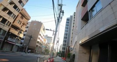 Sabahın erken saatlerinde Asakusa, Tokyo, Japonya Asakusa Caddesi, Tokyo, Japonya 'da az sayıda insan yürürken