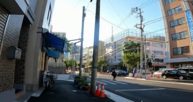 Japonya, Tokyo, Asakusa. Sabahları sessiz, sıradan bir cadde. Ara sıra ofis çalışanları ve öğrenciler geçiyor. Özel evler, dükkanlar, karakollar, ilkokullar, bisikletler ve sokak ağaçları. Japonya 'da sıradan bir cadde.