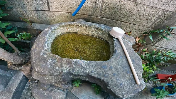 Chozusha Tapınağı Su Taşı Su Kaynağı. Japonya, Tokyo, Asakusa. Taro Inari Tapınağı Asakusa 'da sokak boyunca duruyor.