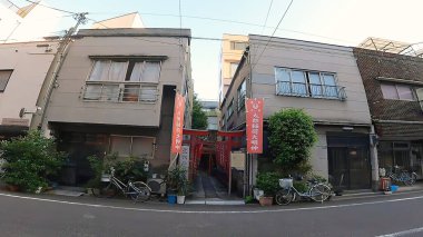 Japonya, Tokyo, Asakusa. Taro Inari Tapınağı AsakusaShrine Taro Inari kırmızı torii kırmızı bayrak taşı sütun Japonya, Tokyo, Asakusa