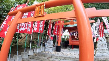 Tanashi Tapınağı, Nishi-Tokyo Şehri, Tokyo, Japonya. Beş element, beş ejderha tanrısı, Altın Ejder, Mavi Ejder, Kızıl Ejder, Beyaz Ejder ve Siyah Ejder felsefesine dayanmaktadır. Ana tapınak inşa edildi. 