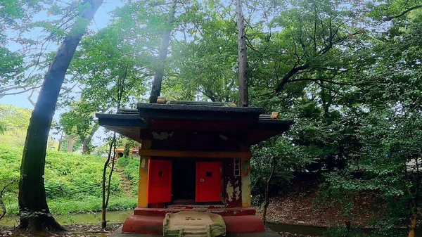 Kita-in Tapınağı, Kawagoe Daishi, Kawagoe Şehri, Saitama Bölgesi, Japonya 'da küçük bir Japon bahçesi. Merkezde küçük bir tanrı var..