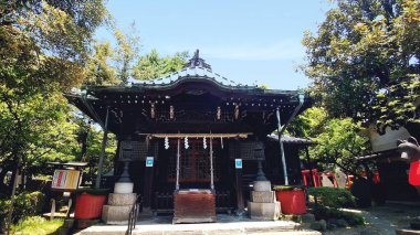 Mimeguri Tapınağı, Mukojima, Sumida-ku, Tokyo, Japonya 'da 700 yıl önce küçük bir tapınak vardı. Gezgin bir keşiş onu yeniden inşa etmek için kazıp çıkardığında, bir tencere ortaya çıkarıldı. İçinde beyaz bir tilkiye binen yaşlı bir adamın heykeli vardı. Beyaz tilki 